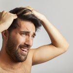 Brufoli del cuoio capelluto: sintomi e trattamenti