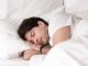 7 razões pelas quais você não deve dormir com o cabelo molhado