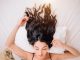 Perché dormire con i capelli sciolti fa male?