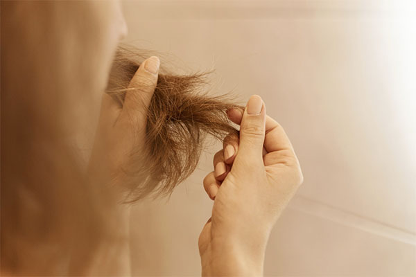 La trichoclasie est une affection qui se caractérise par la rupture de la fibre capillaire à différents niveaux du cheveu.